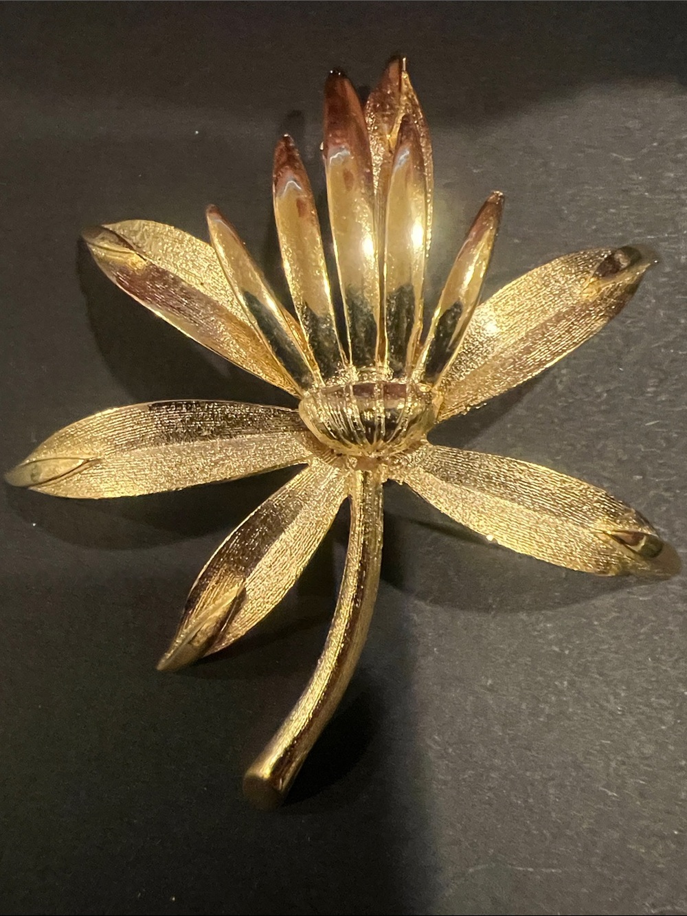🐿️ any jewelry w squirrel is 5 for $20. Gold Flower Brooch Pin